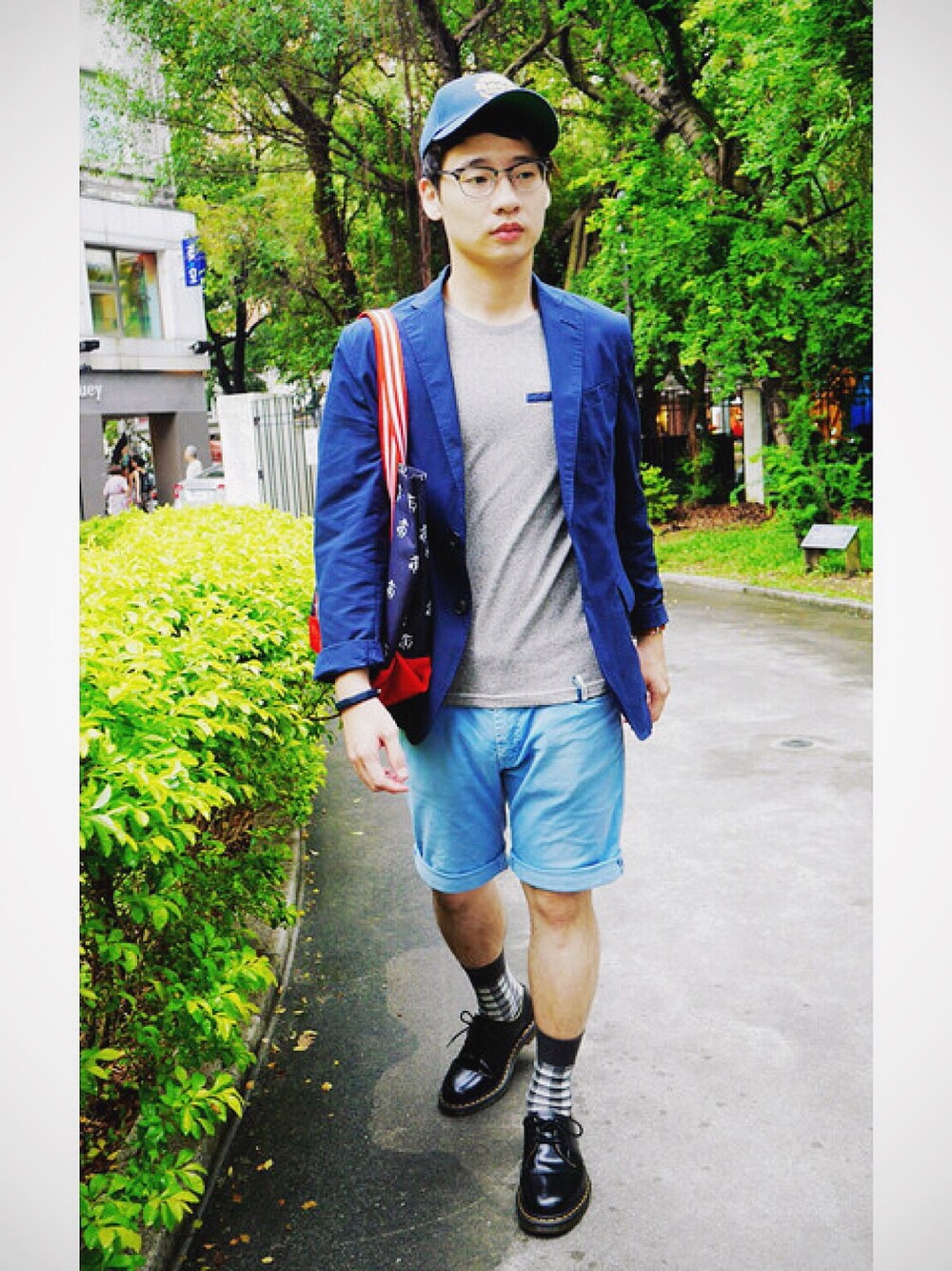 「UNIQLO、Suit、Tシャツ、street、Taiwan、hat、Dr.Martens、STYLE、casual」｜「UNIQLOのアイテム（テーラードジャケット、ブルー系）」を使った、timerさん（メンズ・170cm）の秋コーディネートの1枚目の写真