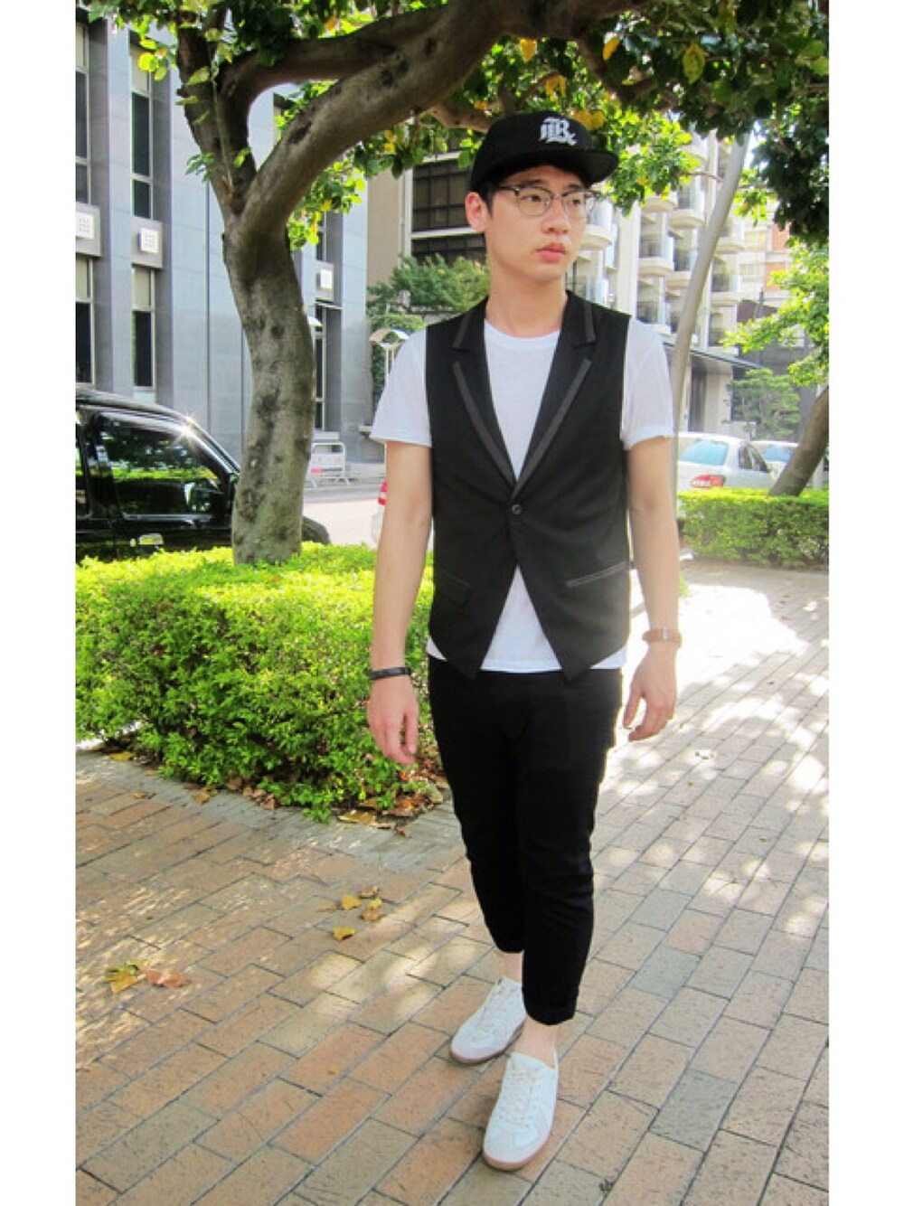 「simple、casual、hat、black、white、plain-me、waistcoat、ootd」｜「no brandのアイテム（キャップ、ブラック系）」を使った、timerさん（メンズ・170cm）の秋コーディネートの1枚目の写真