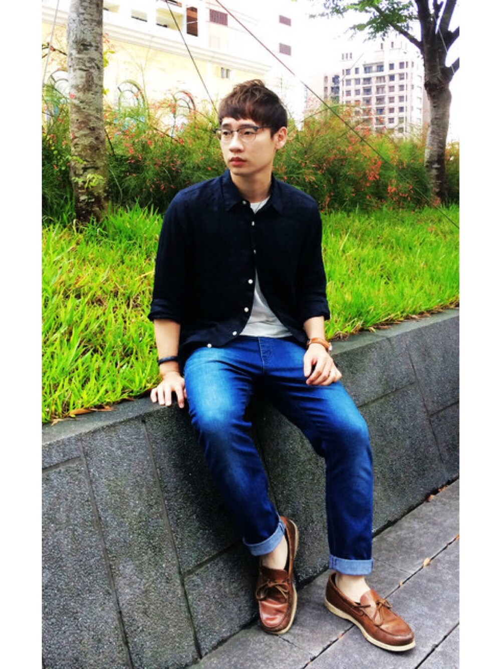 「UNIQLO、MUJI、casual、simple、black、Tシャツ」｜「UNIQLOのアイテム（デニムパンツ、ブルー系）」を使った、timerさん（メンズ・170cm）の秋コーディネートの1枚目の写真
