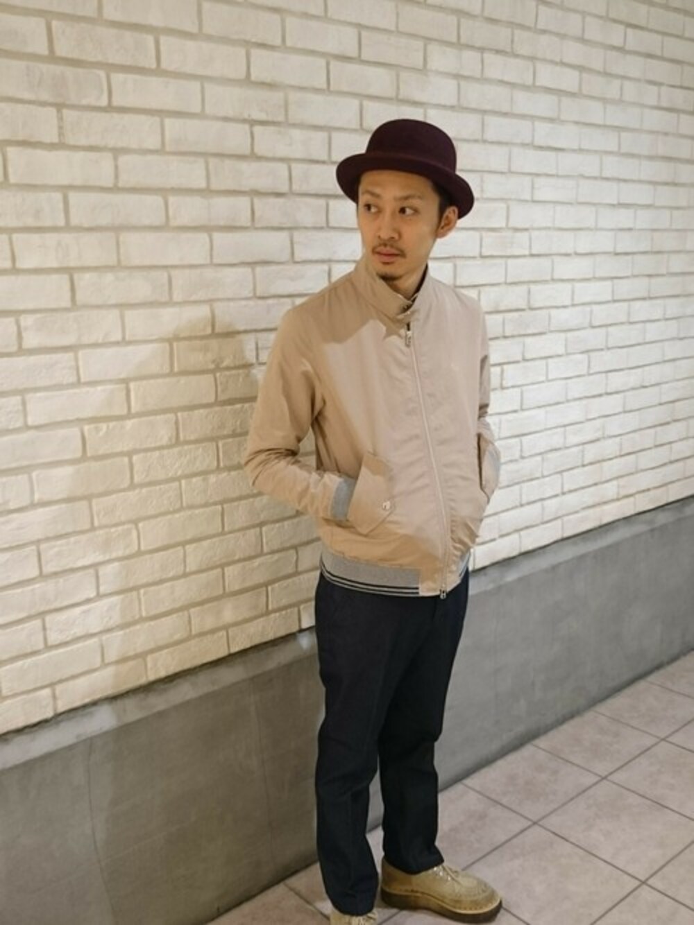 「デニム、ボーラーハット、FRED PERRY、ハリントンジャケット」｜「FRED PERRYのHarrington Jacket （その他アウター、ベージュ系）」を使った、hattoriさん（メンズ・175cm）の冬コーディネートの1枚目の写真