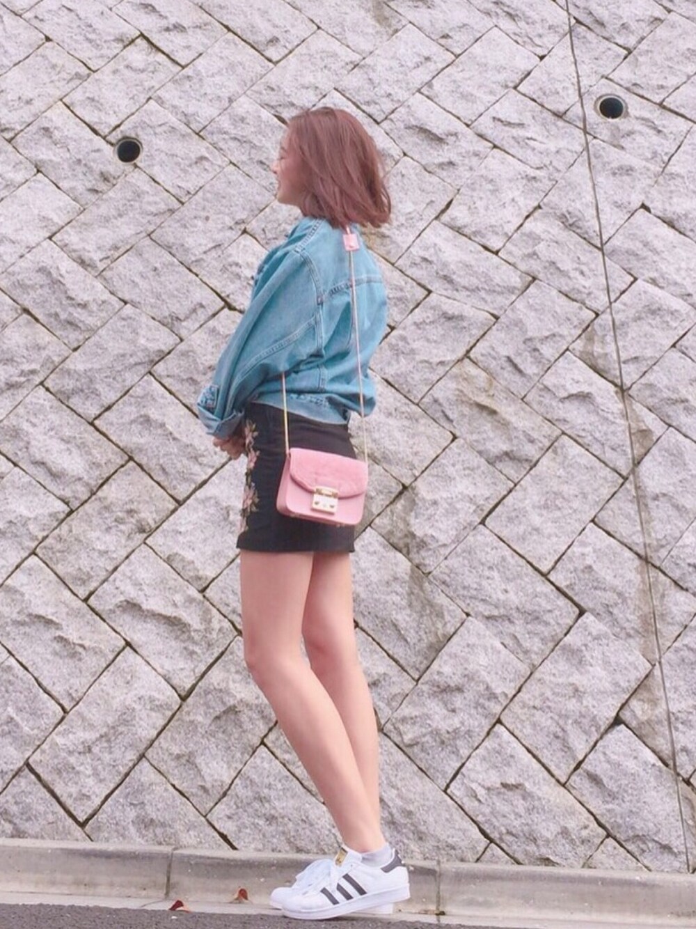 「ootd、outfit、denim、casual、furl、fashion、メトロポリス、刺繍、fall、秋のコーデ」｜「FURLAのアイテム（ショルダーバッグ、ピンク系）」を使った、bbbc_77さん（レディース・170cm）の秋コーディネートの1枚目の写真