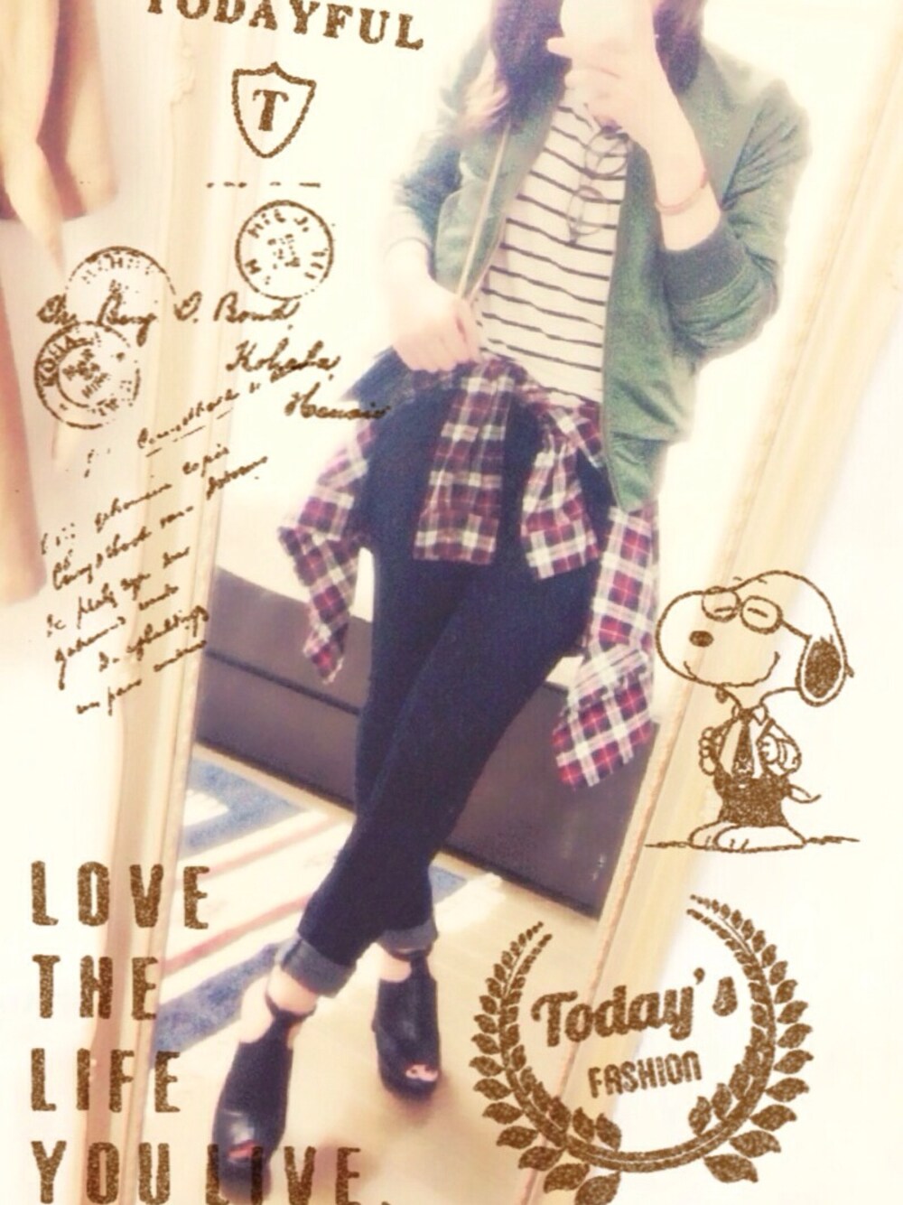 グリーン系のその他アウター、ブラック系のショルダーバッグ、ゴールド系のピアス(両耳用)を着用したレディースの春コーディネートの1枚目の写真