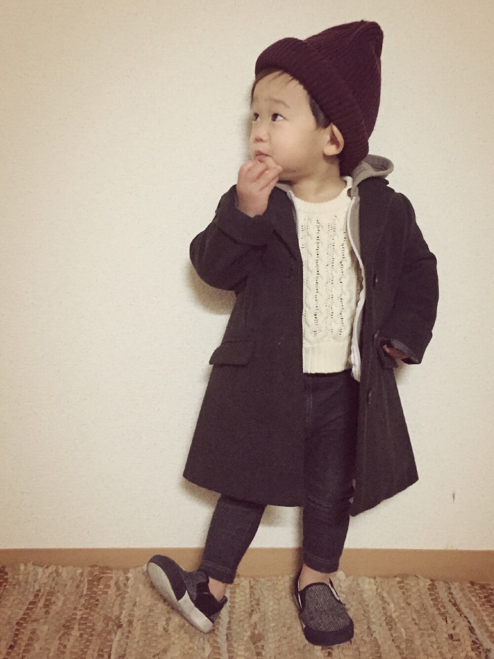 グレー系のチェスターコート、ブルー系のその他パンツ、グレー系のパーカーを着用したキッズの冬コーディネートの1枚目の写真