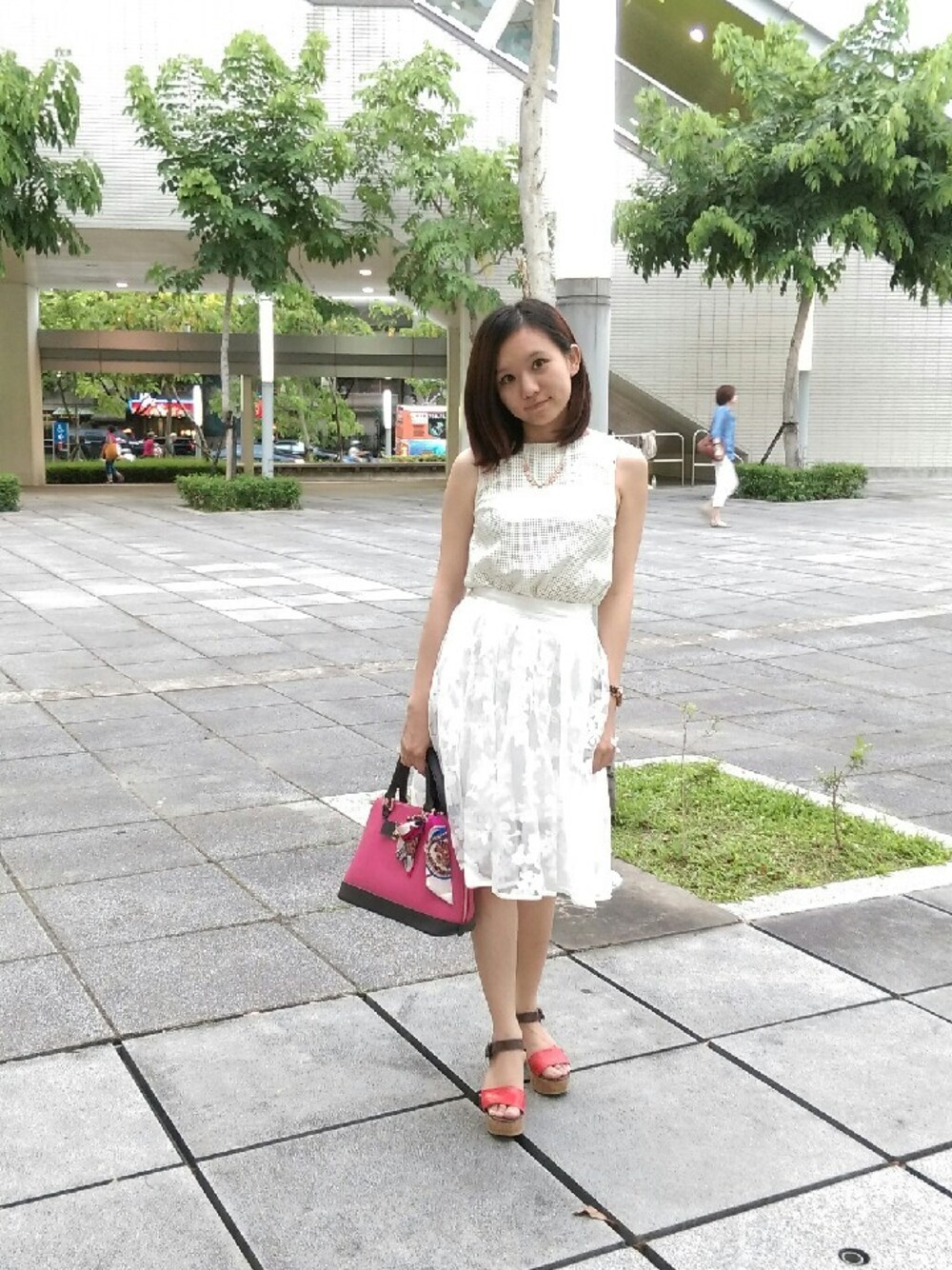 「Banana Republicのアイテム（タンクトップ、ホワイト系）」を使った、哲さん（レディース・158cm）の夏コーディネートの1枚目の写真