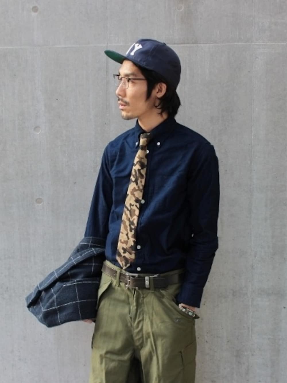 その他のネクタイ、ブルー系のシャツ/ブラウス、グリーン系のその他パンツを着用したメンズの秋コーディネートの1枚目の写真