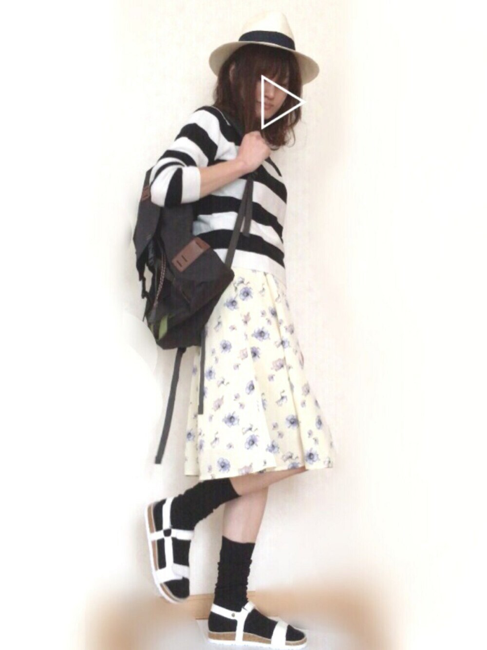 ホワイト系のニット/セーター、ホワイト系のサンダル、ブラック系のバックパック/リュックを着用したレディースの春コーディネートの1枚目の写真
