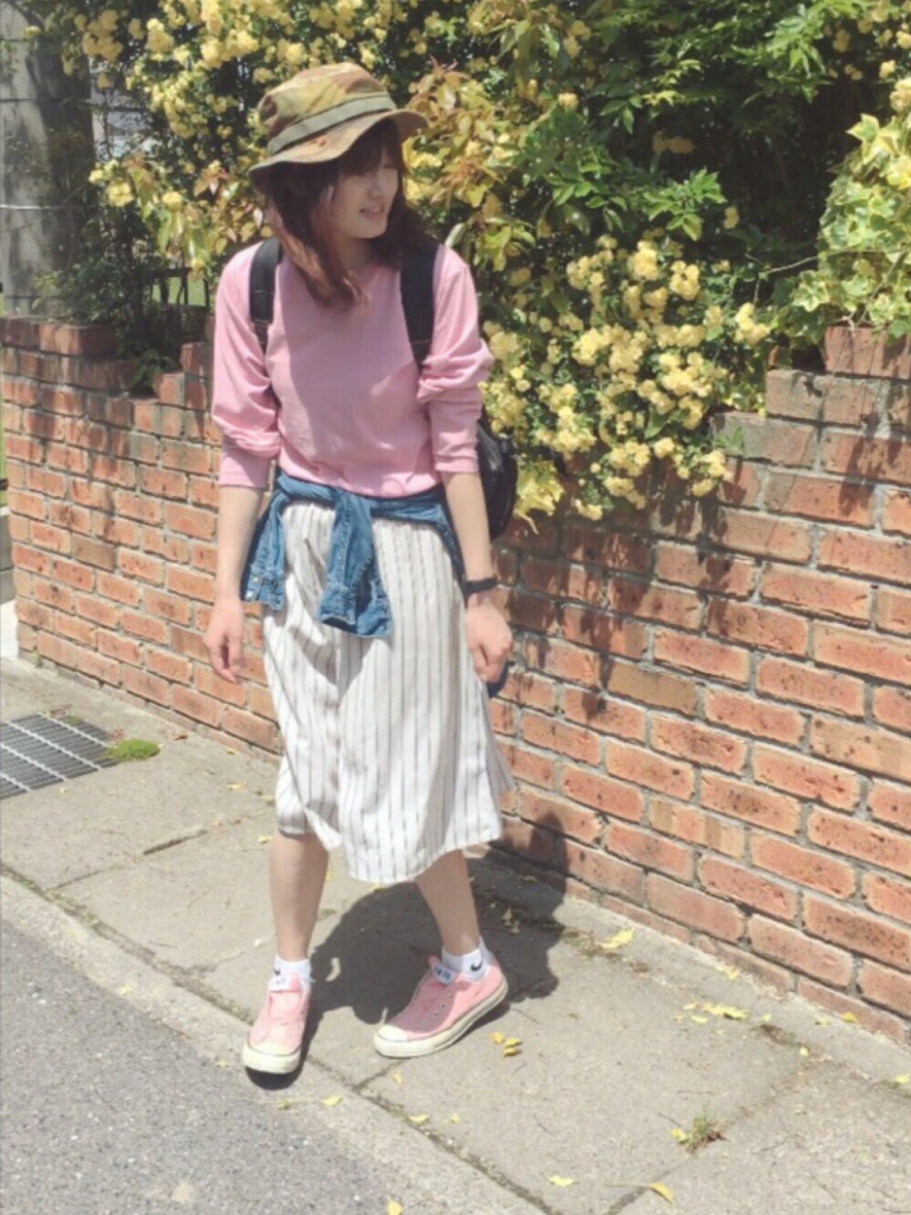 ピンク系のTシャツ/カットソー、ホワイト系のその他パンツ、ブルー系のシャツ/ブラウスを着用したレディースの春コーディネートの1枚目の写真