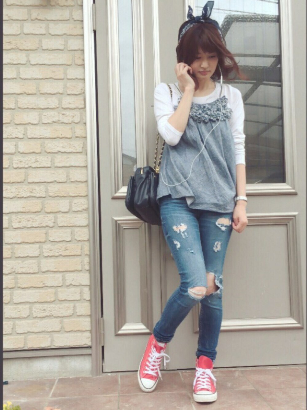 ブルー系のシャツ/ブラウス、ブルー系のデニムパンツ、ブルー系のショルダーバッグを着用したレディースの春コーディネートの1枚目の写真