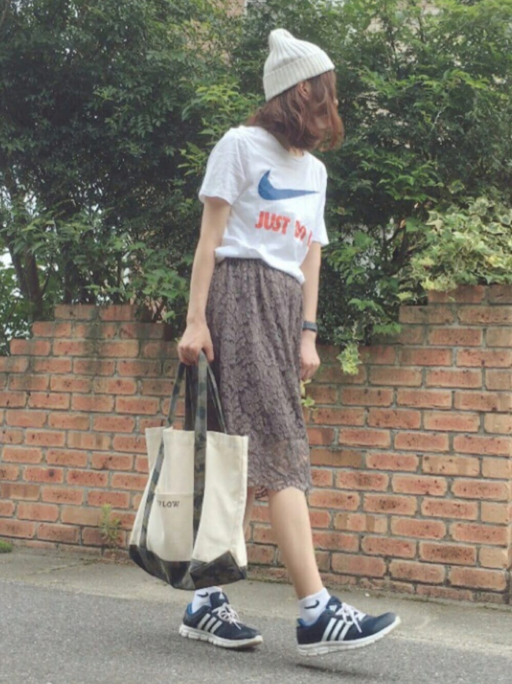 「大人カジュアル、summer、シンプルコーデ、古着、ナイキTシャツ、レーススカート、スニーカーコーデ、ニット帽、ドラフトBY」｜「groveのワッペン付コットンニットワッチキャップ（ニットキャップ/ビーニー、ホワイト系）」を使った、ぺこりんごさん（レディース・167cm）の夏コーディネートの1枚目の写真