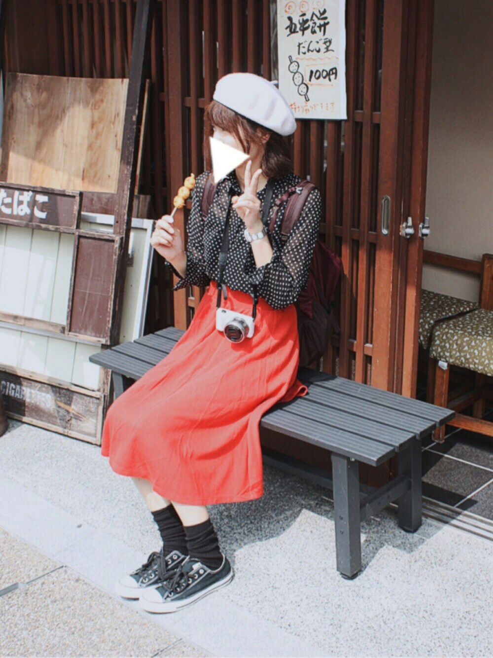 ブラック系のシャツ/ブラウス、レッド系のスカート、ブラック系のスニーカーを着用したレディースの秋コーディネートの1枚目の写真