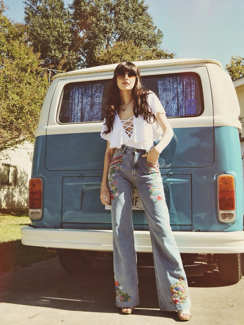 「vintagedenim_wmag、VINTAGE、denim、jeans、flares、bell bottoms、retro、embroidery、ootd、outfit」｜「VINTAGEのアイテム（デニムパンツ、ブルー系）」を使った、StormCalystaさん（レディース・168cm）の秋コーディネートの1枚目の写真