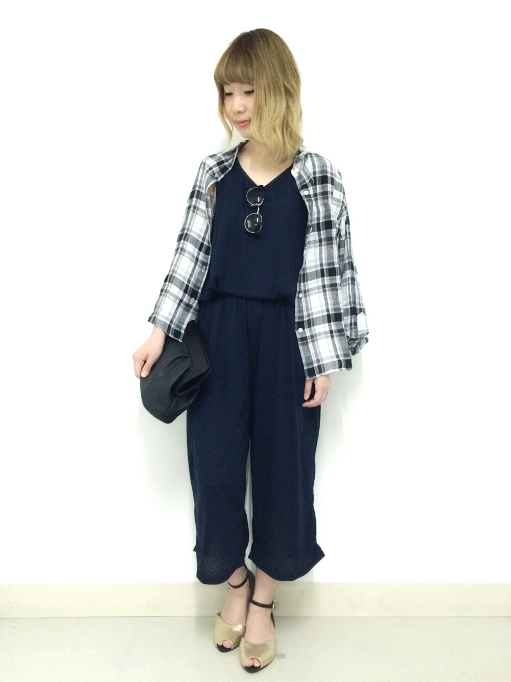 ブルー系のつなぎ/オールインワン、ホワイト系のシャツ/ブラウス、ブラック系のサンダルを着用したレディースの春コーディネートの1枚目の写真