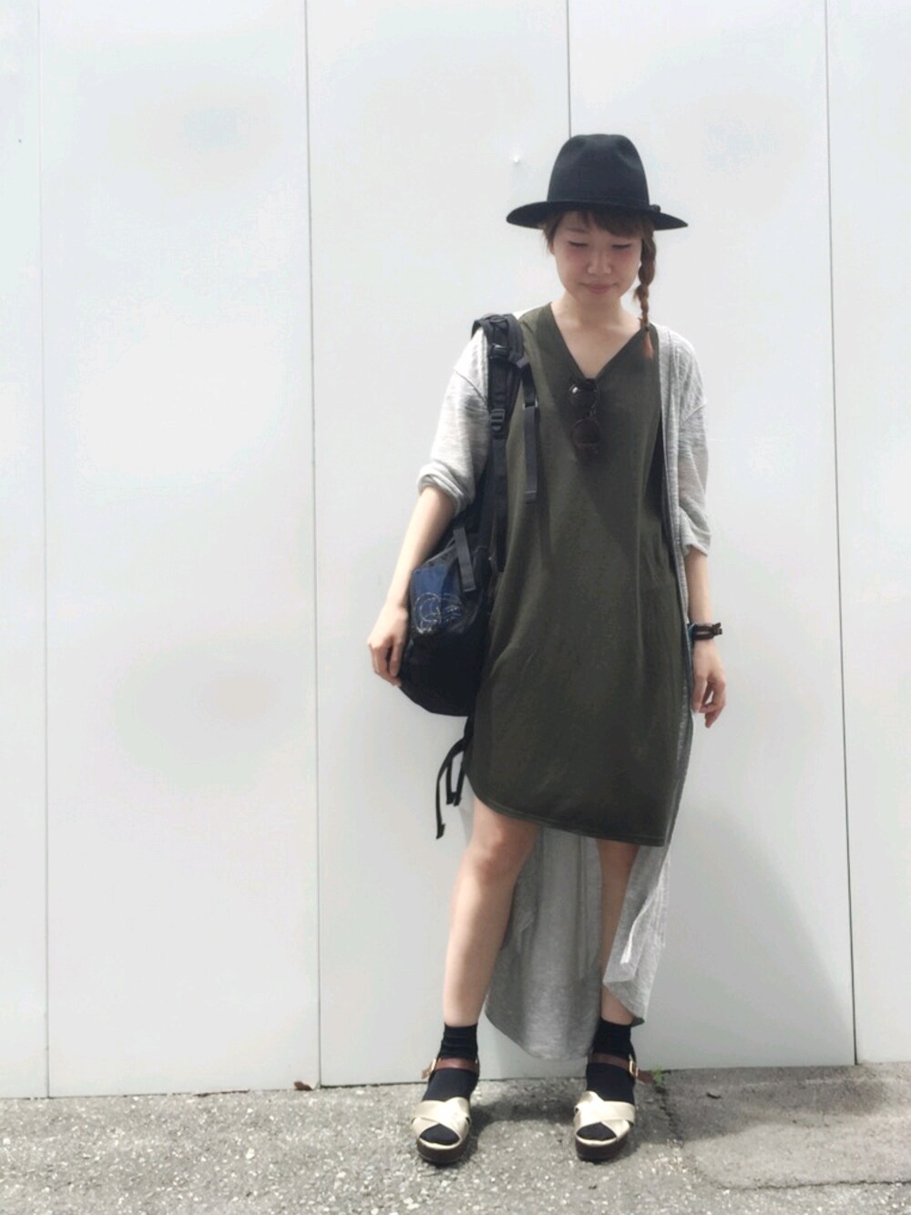 グリーン系のワンピース、イエロー系のサンダル、ブラック系のハットを着用したレディースの夏コーディネートの1枚目の写真