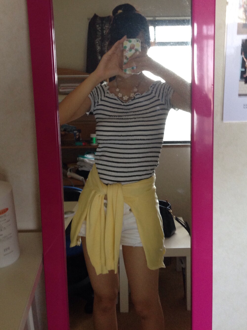 「CECIL McBEEのデニムショートパンツ（デニムパンツ、ホワイト系）」を使った、今村 くりすさん（レディース・162cm）の夏コーディネートの1枚目の写真