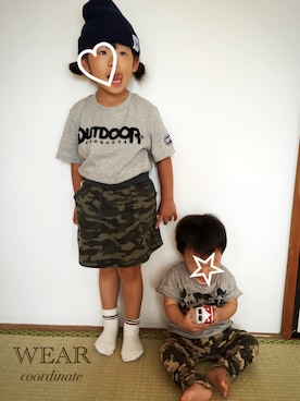 「グレーTシャツ」｜「アイテム（おもちゃ）」を使った、hello…！at☆さん（キッズ・100cm）の秋コーディネート