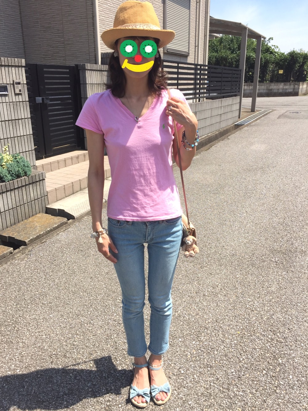 「夏、カジュアルコーデ、デニム、Tシャツ、シンプル、ハット」｜「POLO RALPH LAURENのアイテム（Tシャツ/カットソー、ピンク系）」を使った、MIHOさん（レディース・162cm）の夏コーディネートの1枚目の写真