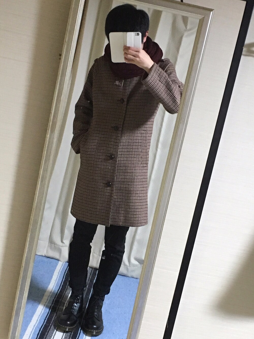 「Dr.Martens、黒スキニー、UNIQLO、ステンカラーコート」｜「WEGOのWEGO/プレーンスヌード（ストール/ショール、レッド系）」を使った、zawaさん（メンズ・169cm）の秋コーディネートの1枚目の写真