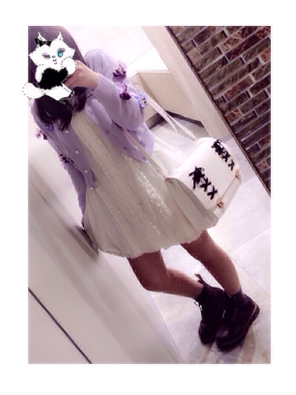 「honeymihoney、ダスティパステル、ダスティーパープル、カーディガン、パンジー、Dr.Martens」｜「HONEY MI HONEYのアイテム（ショルダーバッグ、ホワイト系）」を使った、sakiさん（レディース・161cm）の冬コーディネートの1枚目の写真