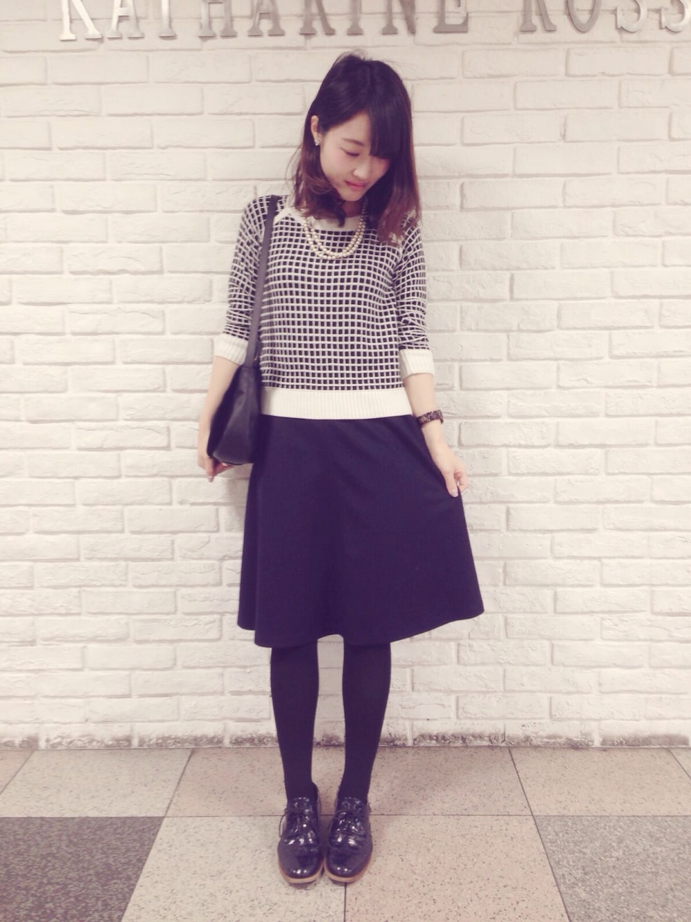 「オックスフォードシューズ、コットンパールネックレス、ミモレ丈スカート」｜「KATHARINE ROSSの【KATHARIN ROSS】ブロック編みニットプルオーバー（ニット/セーター、グレー系）」を使った、yuricoさん（レディース・162cm）の秋コーディネートの1枚目の写真