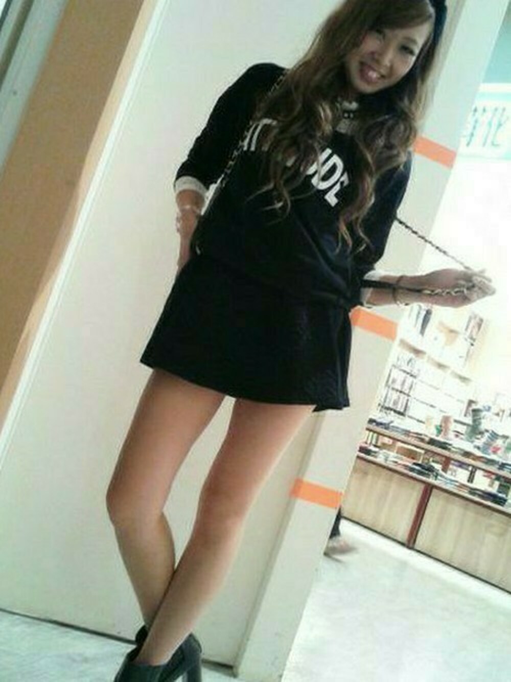 ブルー系のスカート、ブルー系のTシャツ/カットソー、ホワイト系のショルダーバッグを着用したレディースの冬コーディネートの1枚目の写真