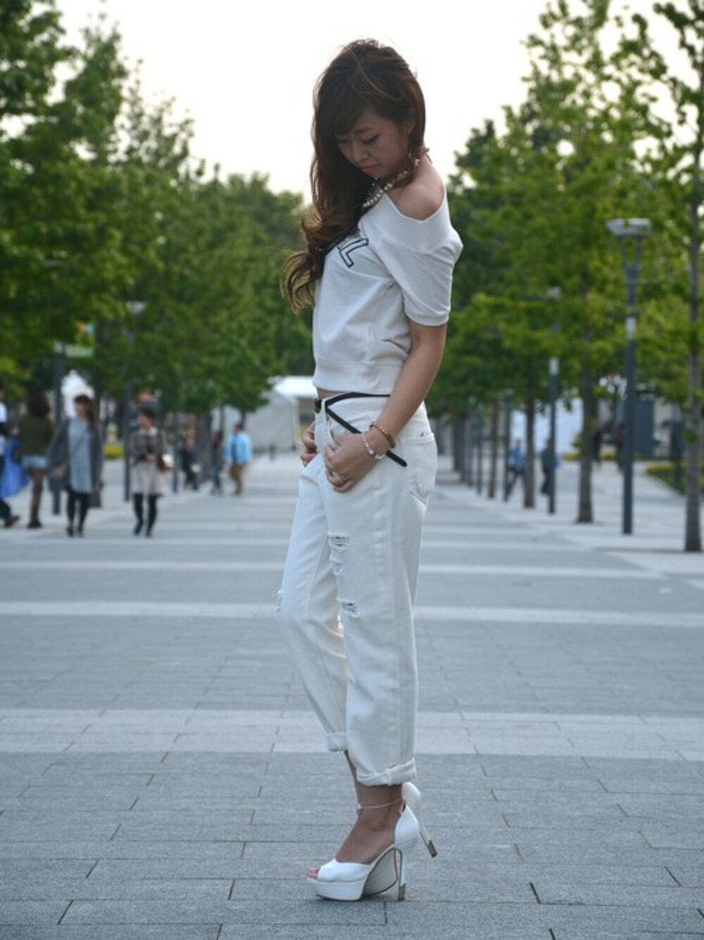 ホワイト系のTシャツ/カットソー、ホワイト系のその他パンツを着用したレディースの春コーディネートの1枚目の写真