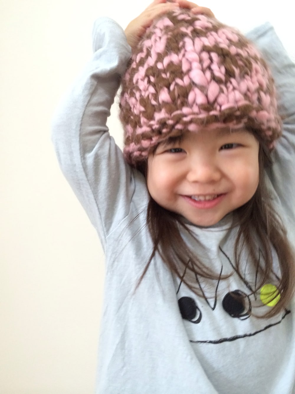 グレー系のTシャツ/カットソー、グリーン系のニットキャップ/ビーニーを着用したキッズの春コーディネートの1枚目の写真