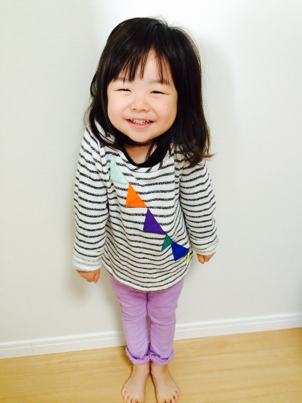 ホワイト系のTシャツ/カットソー、パープル系のその他パンツを着用したキッズの春コーディネートの1枚目の写真