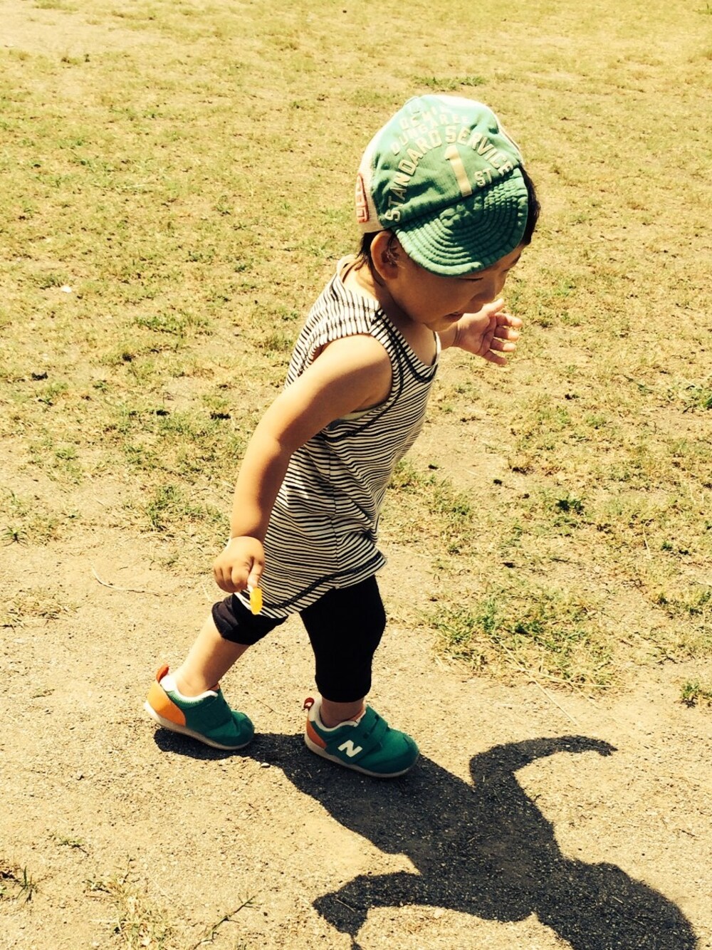 ブラック系のTシャツ/カットソーを着用したキッズの夏コーディネートの1枚目の写真