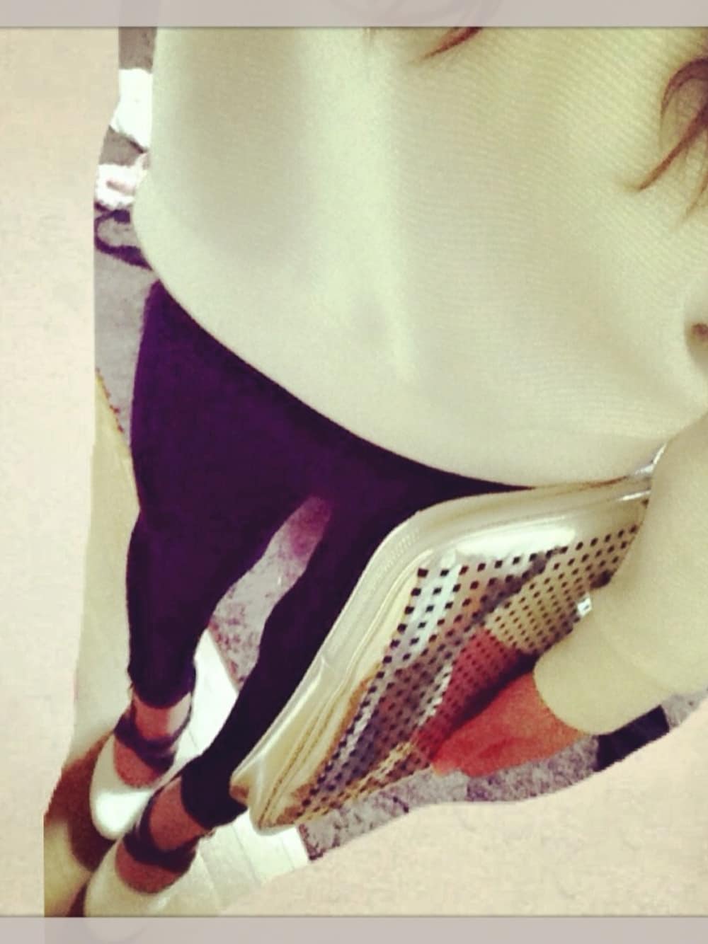 シルバー系のクラッチバッグを着用したレディースの春コーディネートの1枚目の写真