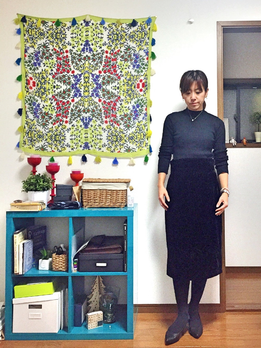 ブラック系のニット/セーター、ブラック系のスカート、ブラック系のパンプスを着用したレディースの冬コーディネートの1枚目の写真