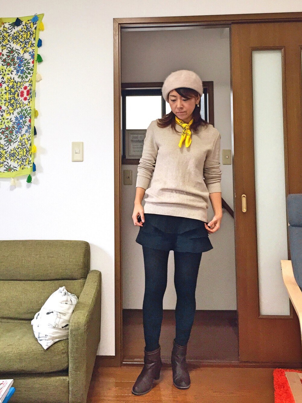 ブラック系のその他パンツ、ベージュ系のニット/セーター、ベージュ系のハンチング/ベレー帽を着用したレディースの春コーディネートの1枚目の写真