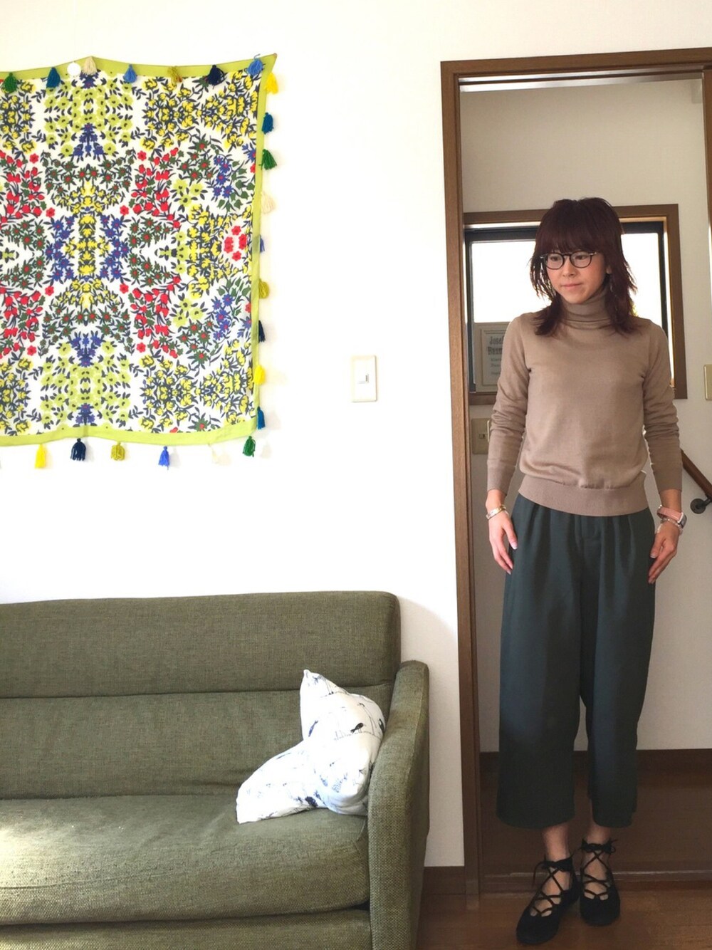 ベージュ系のニット/セーター、グリーン系のその他パンツ、ブラック系のバレエシューズを着用したレディースの春コーディネートの1枚目の写真