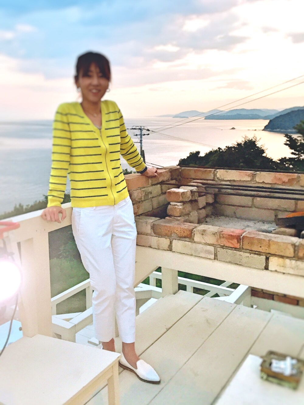 ホワイト系のその他パンツ、ホワイト系のドレスシューズ、イエロー系のカーディガン/ボレロを着用したレディースの春コーディネートの1枚目の写真