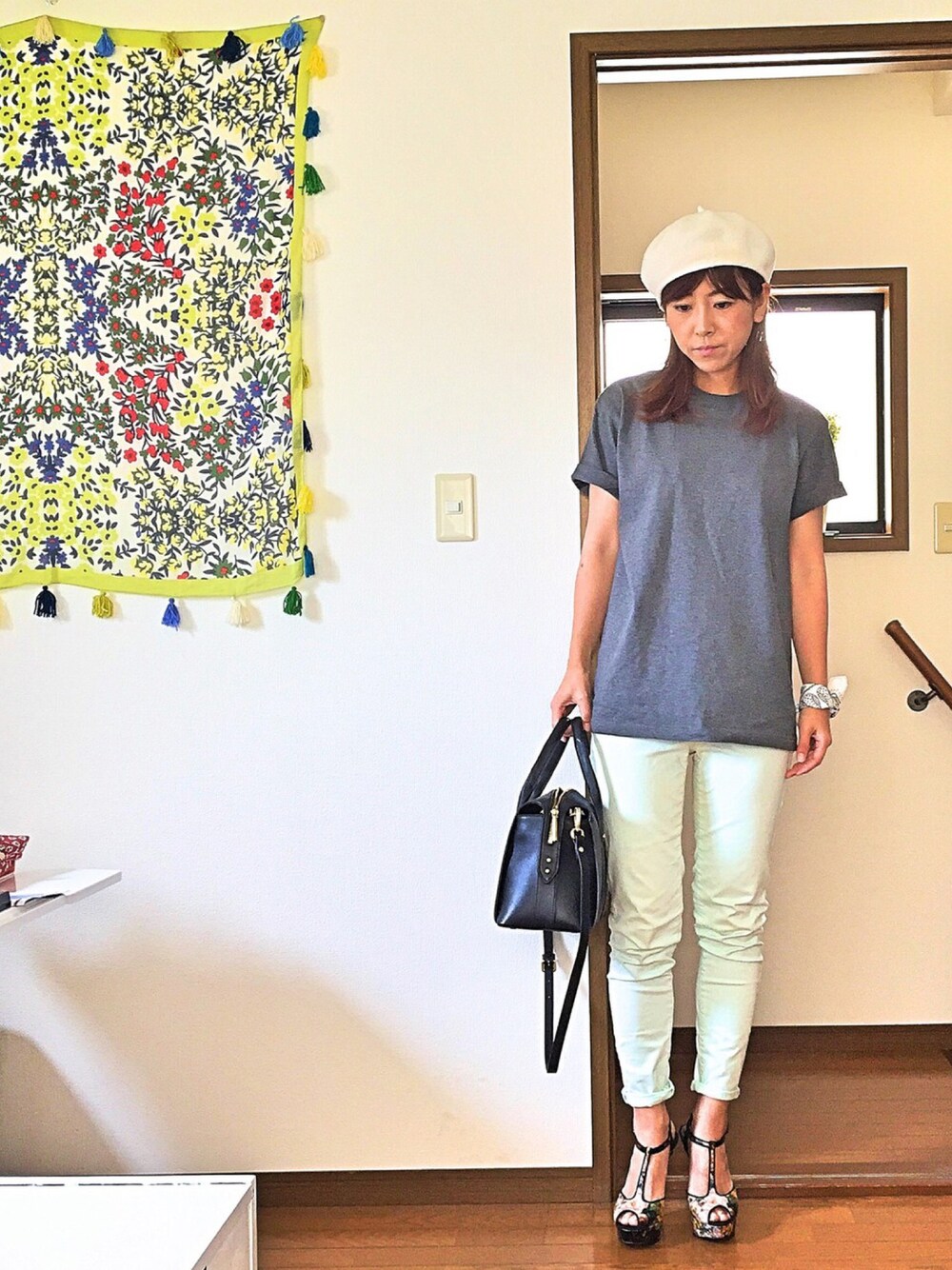 グレー系のTシャツ/カットソー、グリーン系のその他パンツ、ブラック系のハンドバッグを着用したレディースの夏コーディネートの1枚目の写真