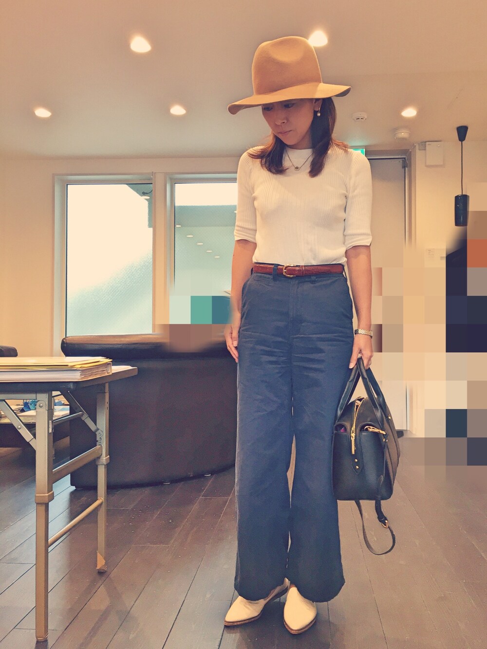 ホワイト系のニット/セーター、ブルー系のチノパンツ、ブラック系のハンドバッグを着用したレディースの秋コーディネートの1枚目の写真