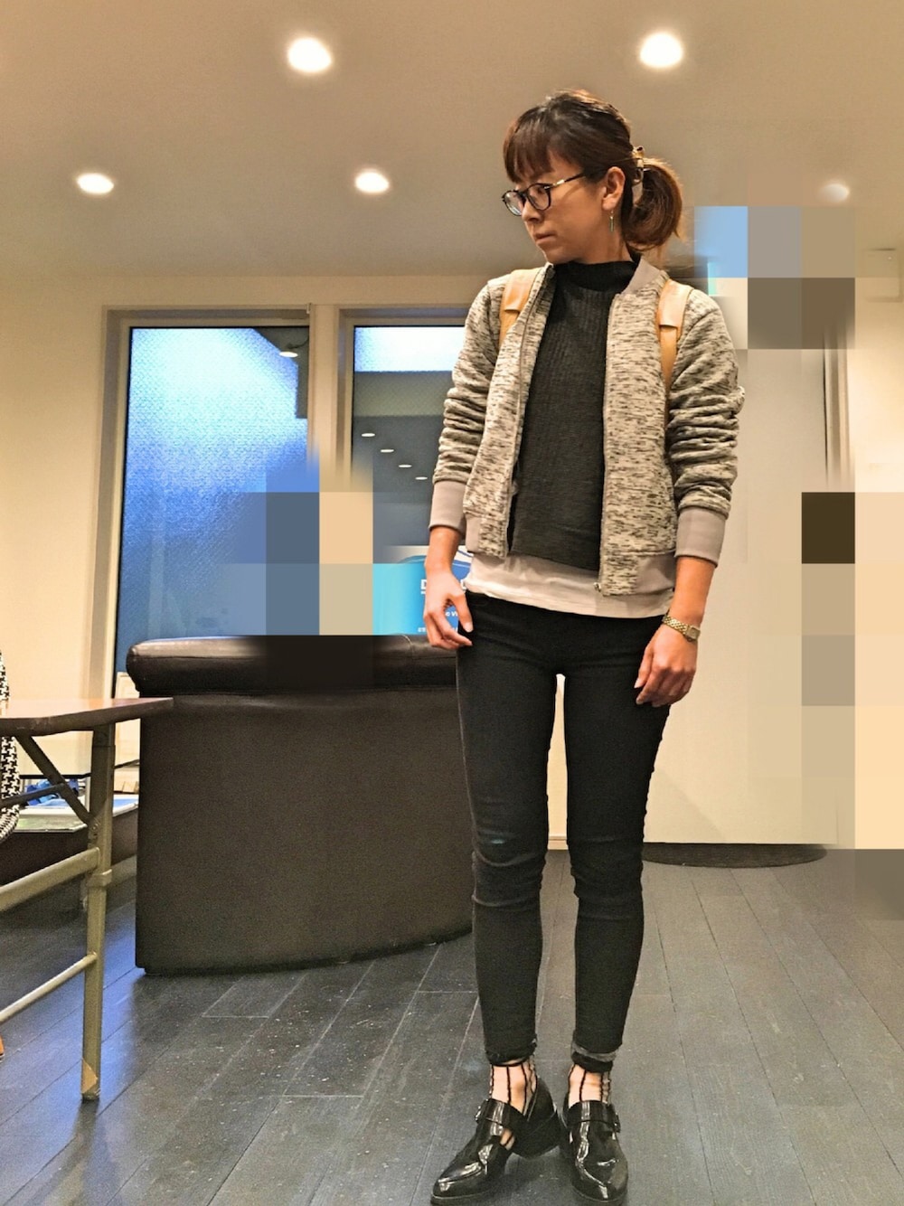 グリーン系のニット/セーター、グレー系のノーカラージャケット、ブラック系のその他パンツを着用したレディースの冬コーディネートの1枚目の写真