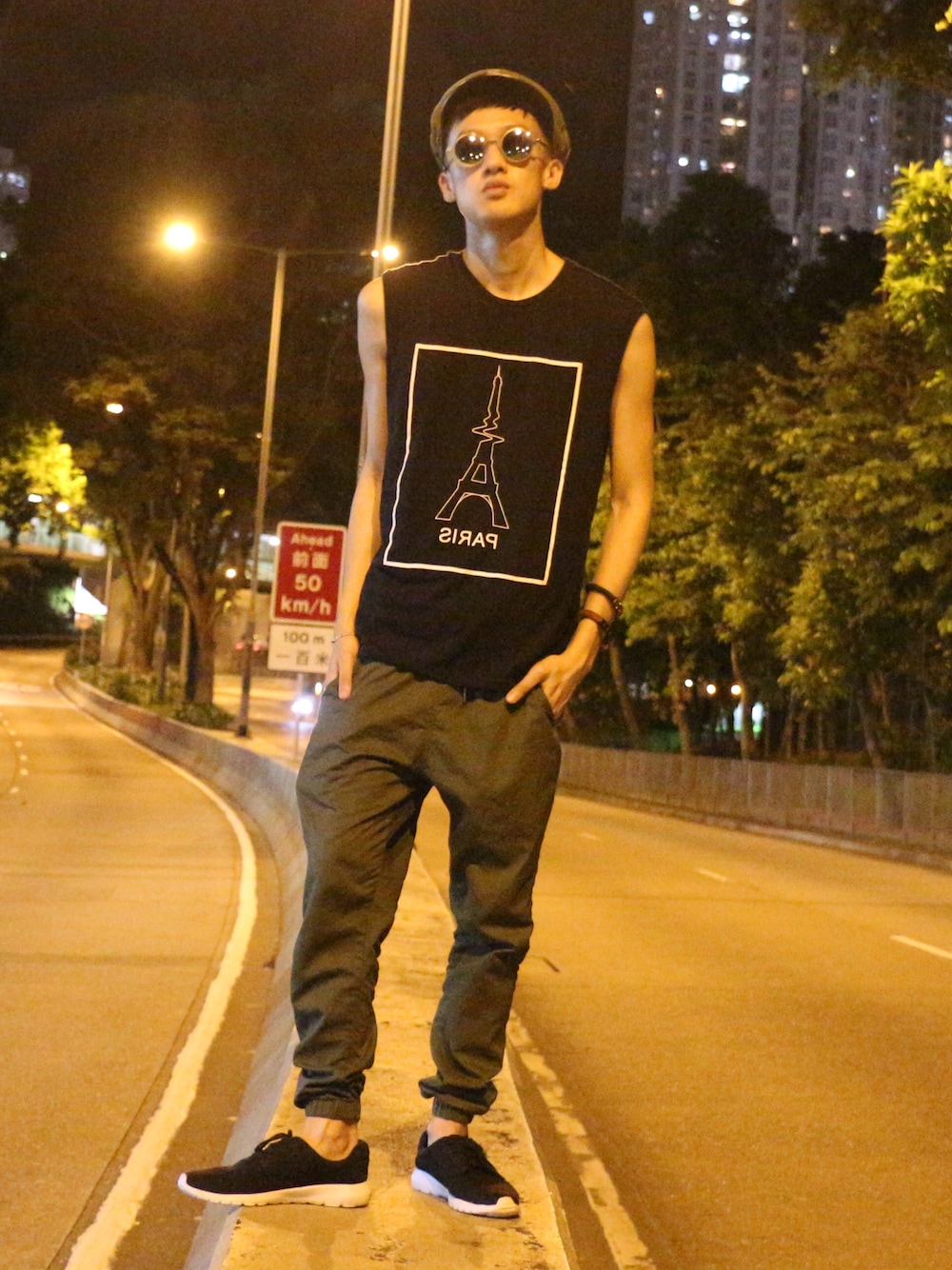 ブラック系のトップスを着用したメンズの夏コーディネートの1枚目の写真