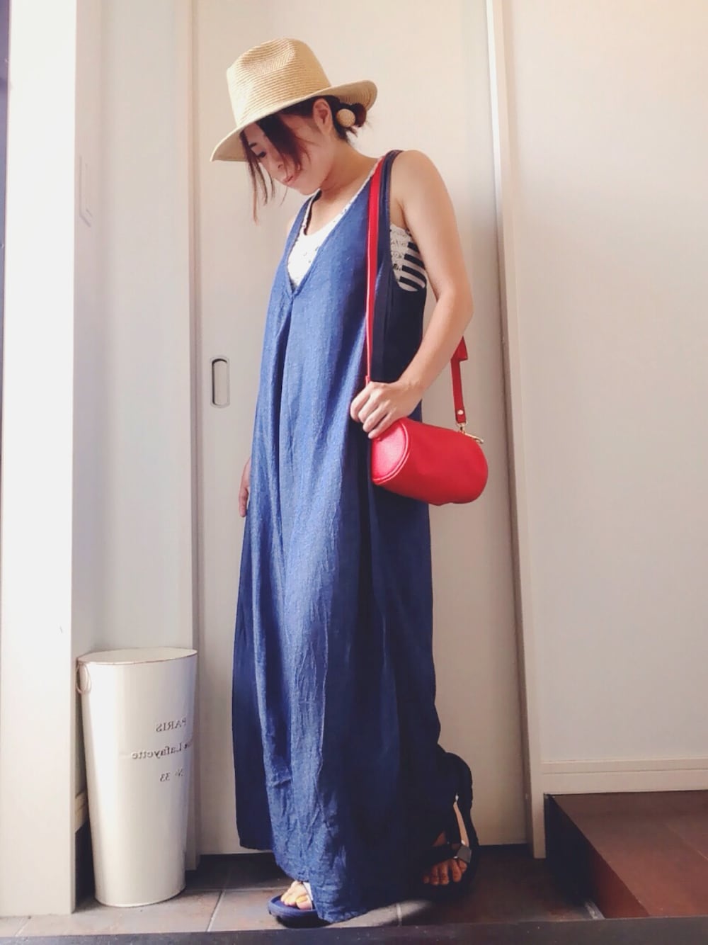 ブルー系のサンダル、ブルー系のつなぎ/オールインワン、レッド系のショルダーバッグを着用したレディースの夏コーディネートの1枚目の写真