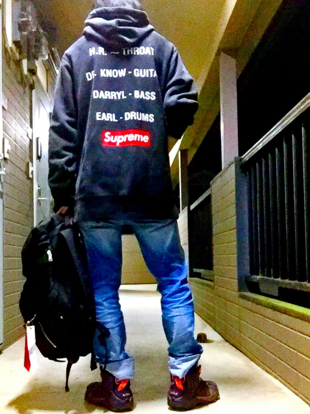 「supreme、スニーカーコーデ、パーカーコーデ、秋のコーデ、ストリート、ダンス、バックショット」｜「Supreme のアイテム（パーカー、ブラック系）」を使った、ノルノラさん（メンズ・165cm）の秋コーディネートの1枚目の写真