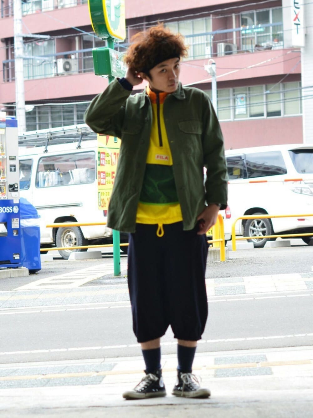 「utah、FILA、ナイロンジャケット、ミリタリーシャツ、ヘアバンド、スポーツミックス」｜「FILAのpullover nylon jacket（ナイロンジャケット、イエロー系）」を使った、Utah___MATSUYANさん（メンズ・165cm）の冬コーディネートの1枚目の写真