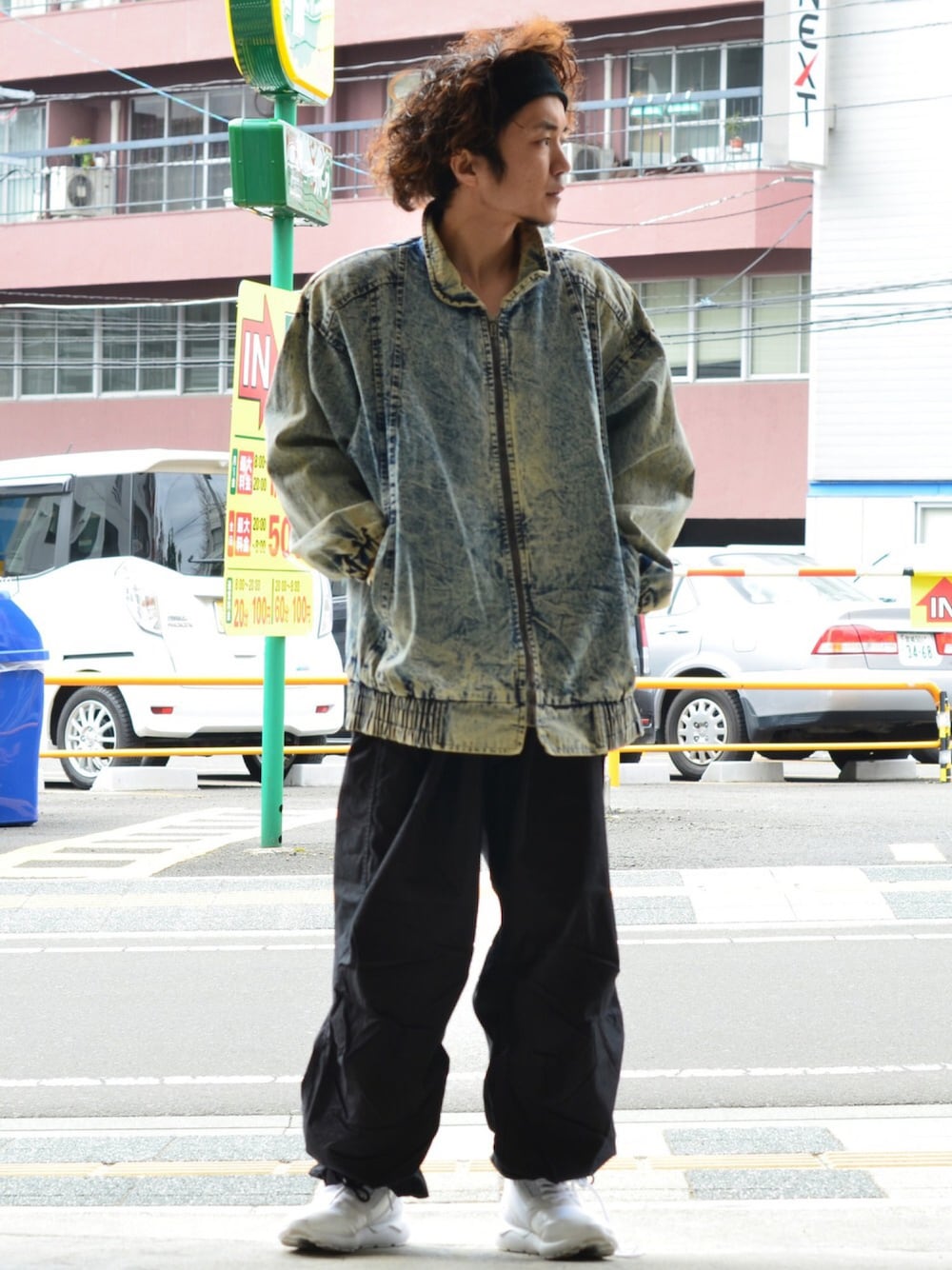 「ワイドパンツ、ミリタリー、ケミカルウォッシュ、デニムジャケット、春、シンプル、スニーカー、adidas、アディダス、チューブラー」｜「usedのchemical wash denim jacket（ブルゾン、グレー系）」を使った、Utah___MATSUYANさん（メンズ・165cm）の春コーディネートの1枚目の写真
