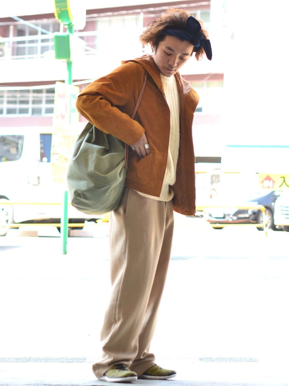 「レザー、leather、パーカー、PARKA、チノパンツ、chino、NIKE、スニーカー、NIKEスニーカー」｜「VINTAGEの1950s vintage military chino pants（チノパンツ、ベージュ系）」を使った、Utah___MATSUYANさん（メンズ・165cm）の春コーディネートの1枚目の写真