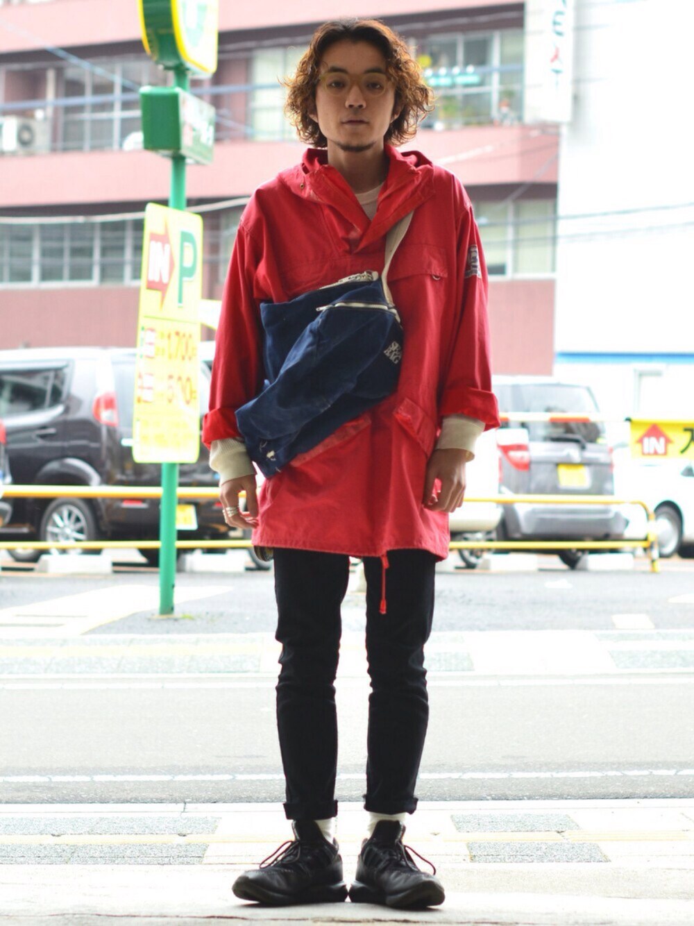 「赤、細身、アノラックパーカー、ヴィンテージ、VINTAGE、アディダス、チューブラー、adidas、adidas tubular、ハイテクスニーカー」｜「BuddyOpticalのbuddy optical glasses（メガネ、ベージュ系）」を使った、Utah___MATSUYANさん（メンズ・165cm）の春コーディネートの1枚目の写真