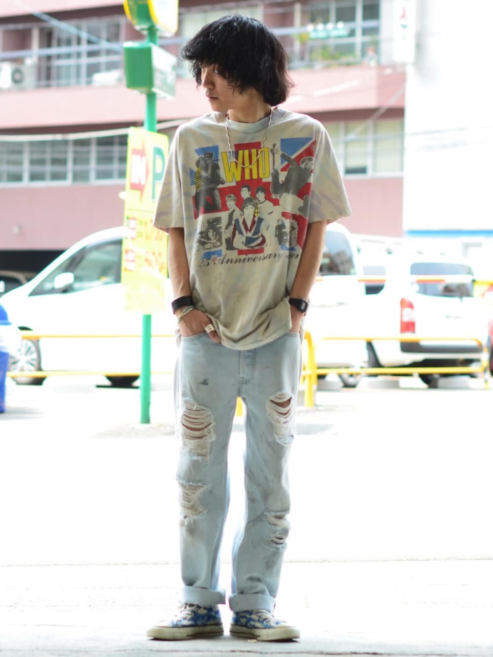 「デニムパンツ、Tシャツ、ロックT、クラッシュデニム、シンプル、コンバース、converse」｜「usedの1989s THE WHO 25th aniversary tour T-shirt（Tシャツ/カットソー、ホワイト系）」を使った、Utah___MATSUYANさん（メンズ・165cm）の春コーディネートの1枚目の写真
