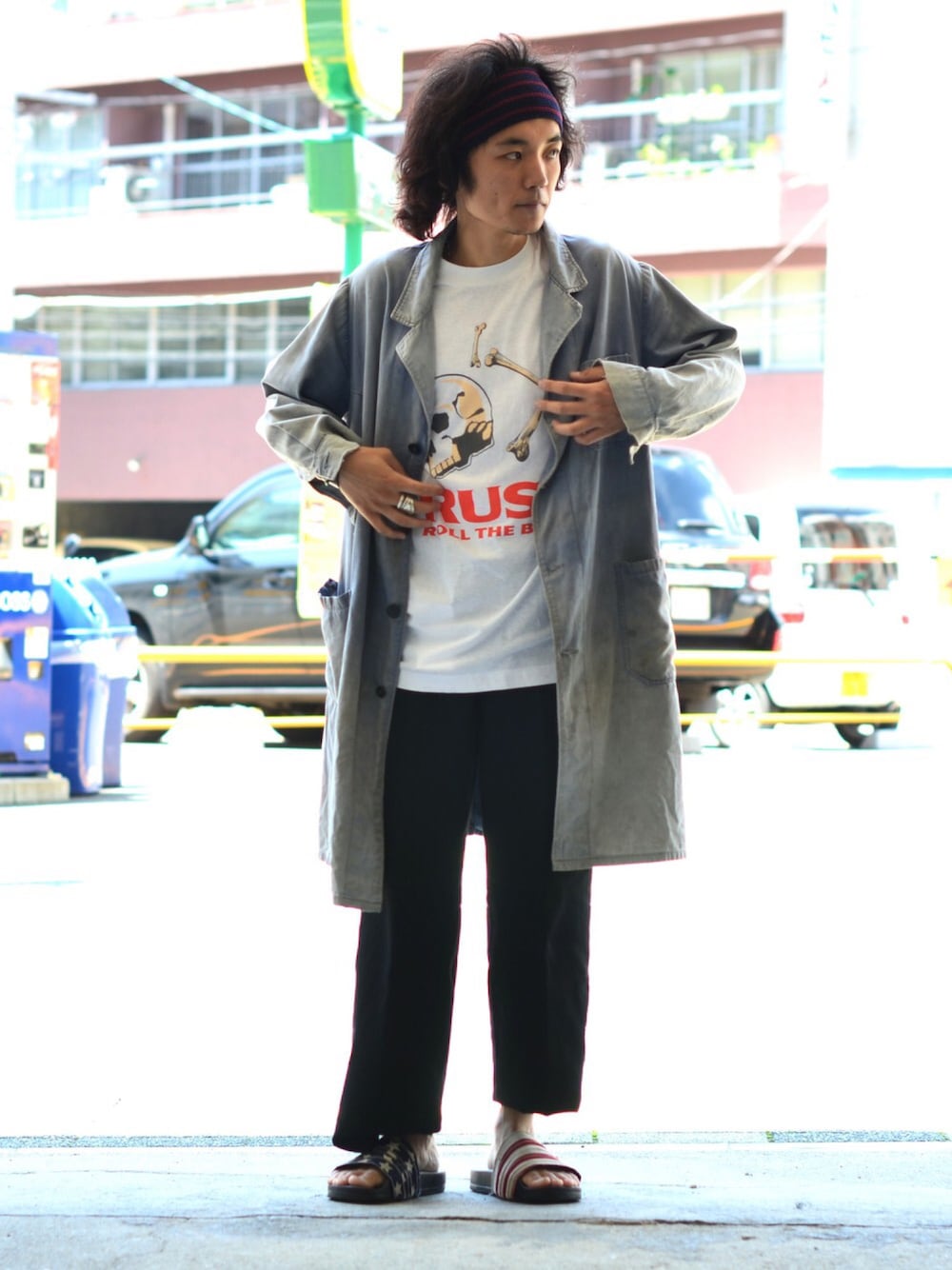 「ヴィンテージ、ロックT、ユーロワーク、デニム、ワイドデニム、サンダル、mythography」｜「VINTAGEの1950s vintage EURO work coat（トレンチコート、ブルー系）」を使った、Utah___MATSUYANさん（メンズ・165cm）の夏コーディネートの1枚目の写真