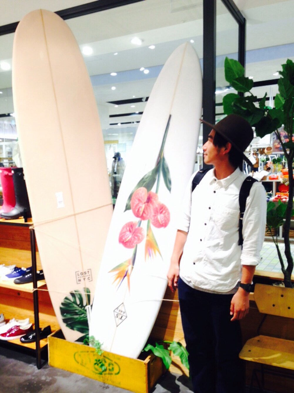 ホワイト系のシャツ/ブラウス、ブルー系のデニムパンツ、その他のブーツを着用したメンズの夏コーディネートの1枚目の写真