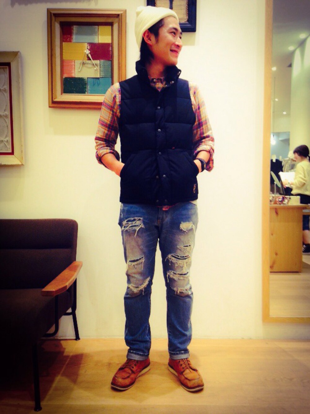 ブラウン系のブーツ、ブラック系のその他アウター、ブルー系のその他パンツを着用したメンズの秋コーディネートの1枚目の写真