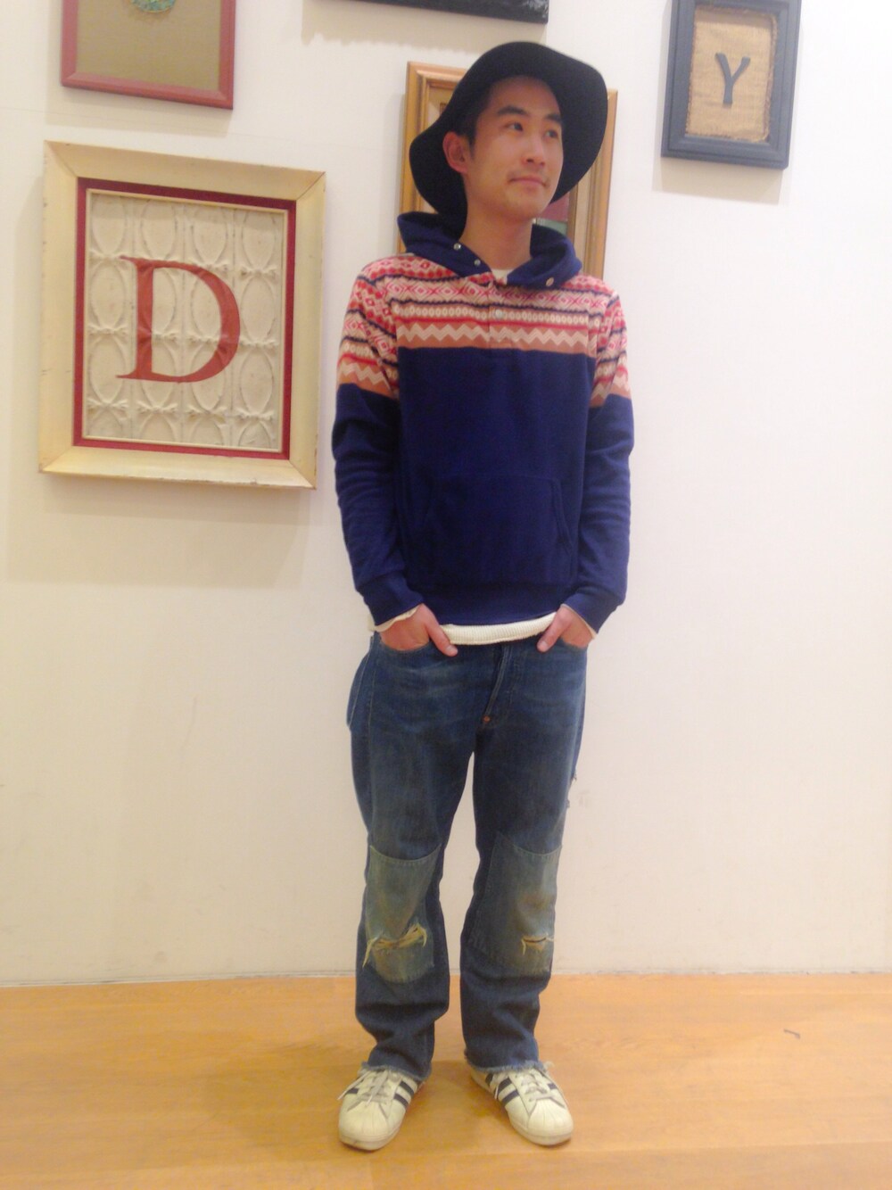 ブルー系のTシャツ/カットソー、ホワイト系のTシャツ/カットソー、ブルー系のデニムパンツを着用したメンズの冬コーディネートの1枚目の写真