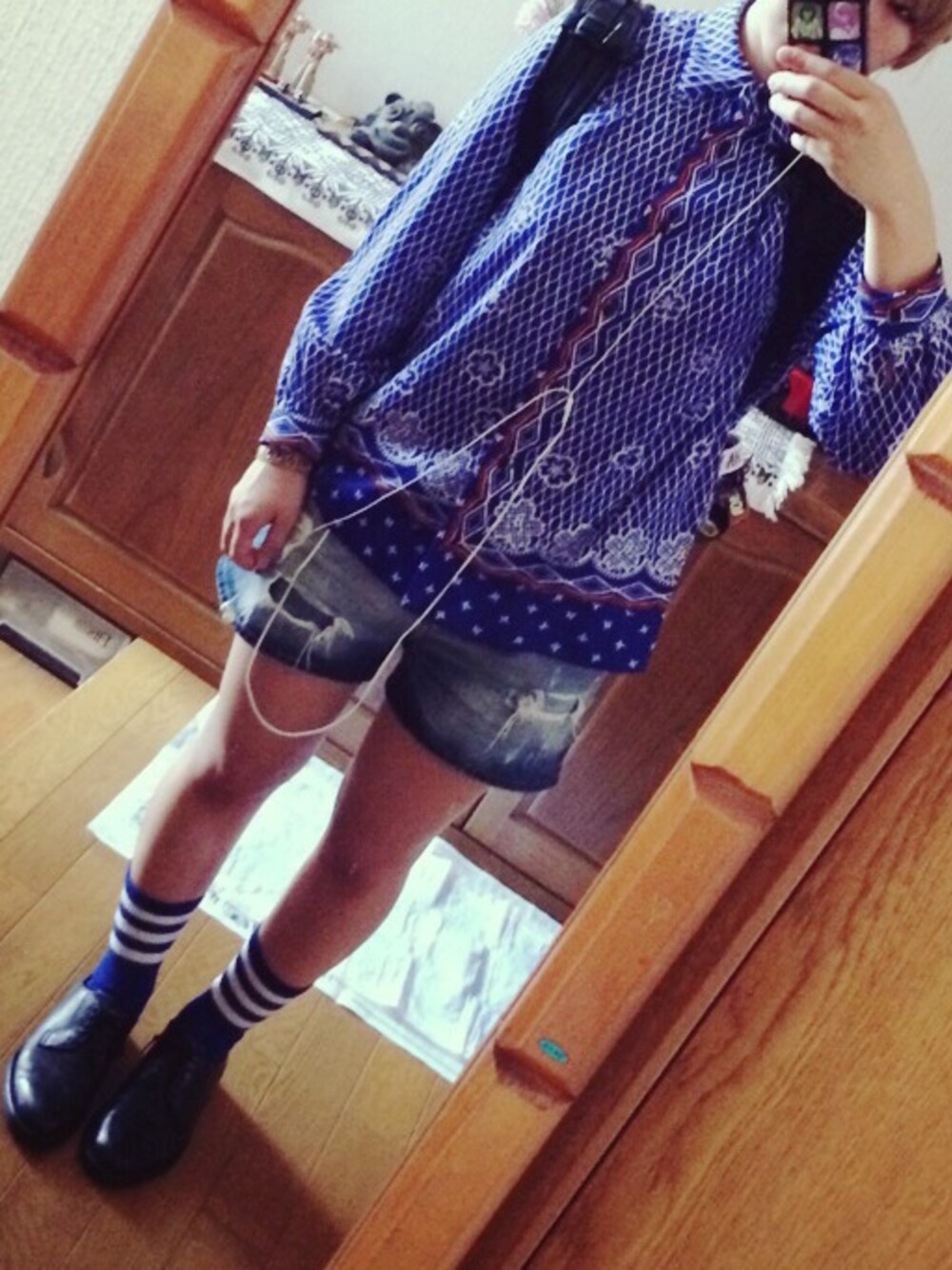 「#デニムショートパンツ」｜「革靴（その他シューズ、ブラック系）」を使った、コマツナさん（レディース・160cm）の春コーディネートの1枚目の写真