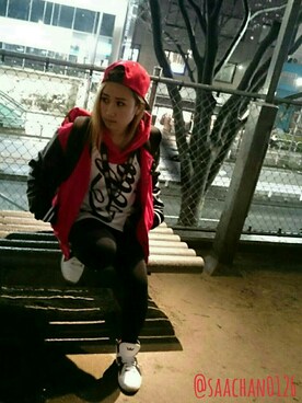 「SUPRA（スープラ）のアイテム（帽子、レッド系）」を使った、sayakaさん（レディース・154cm）の春コーディネート